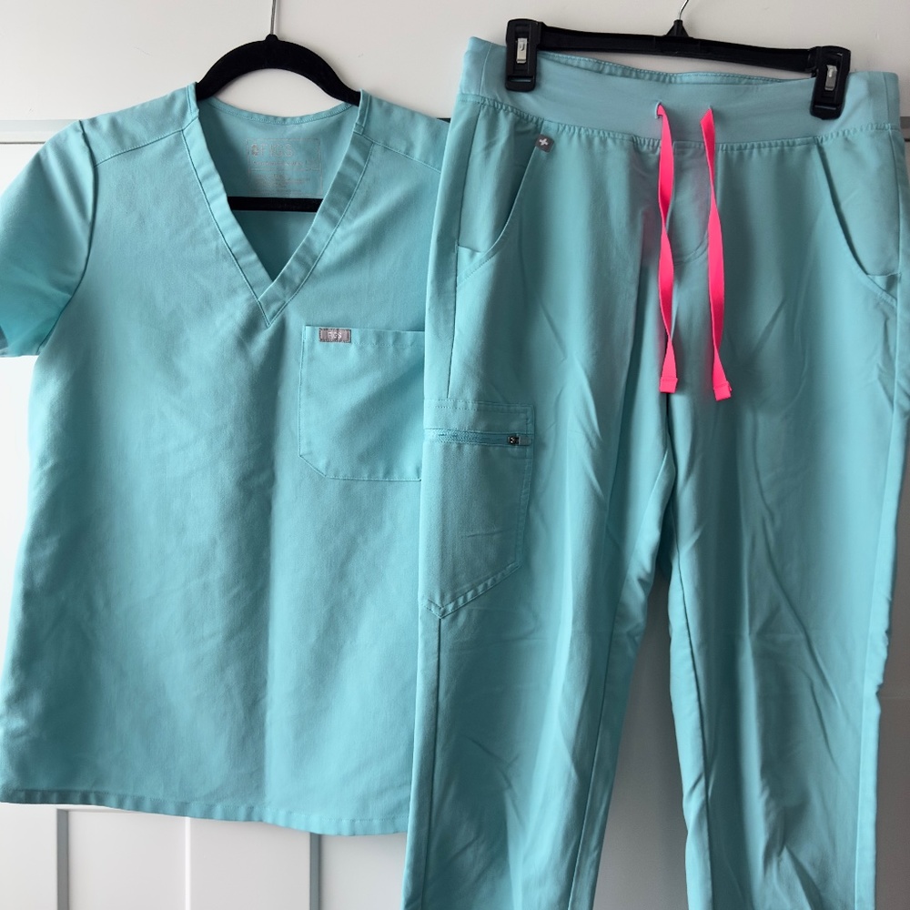 Catarina One-Pocket Scrub Top™ (XS) & Zamora Jogger Scrub Pants™ (SM, Tall)